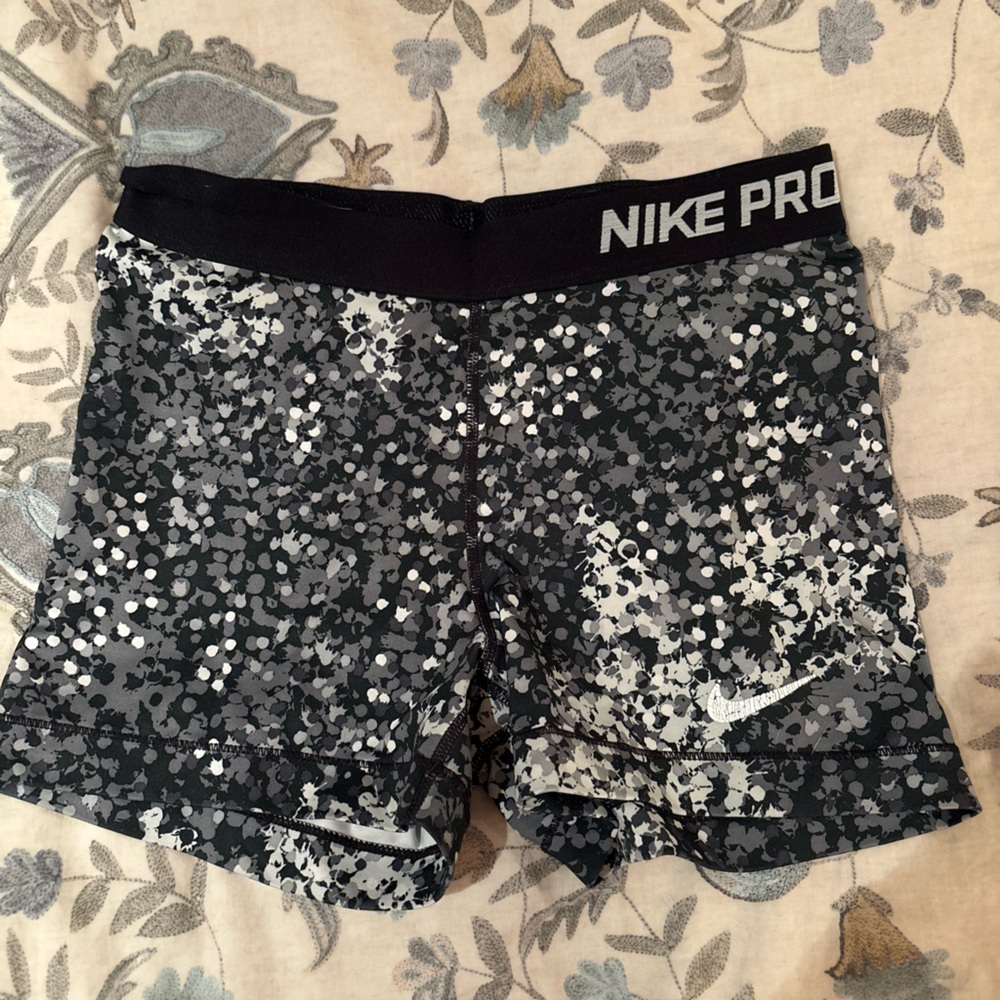 Nike Pro Dri Fit Women's Black and Gray Patterned Shorts